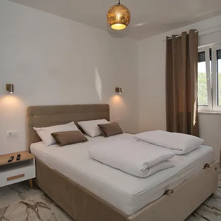 Luka With Pool & Jacuzzi شقة *