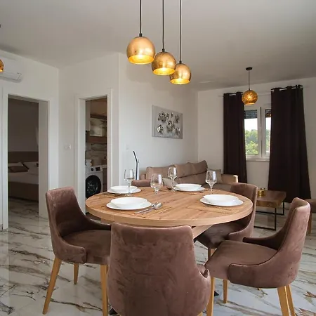 شقة Luka With Pool & Jacuzzi *