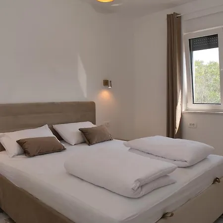 Luka With Pool & Jacuzzi