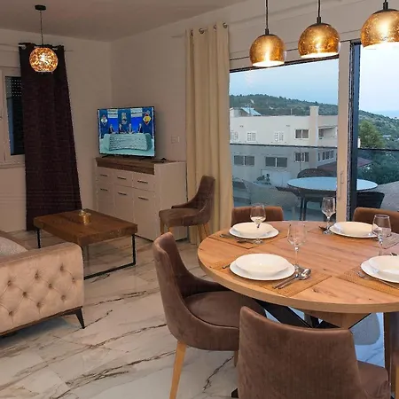 Apartman Luka With Pool & Jacuzzi