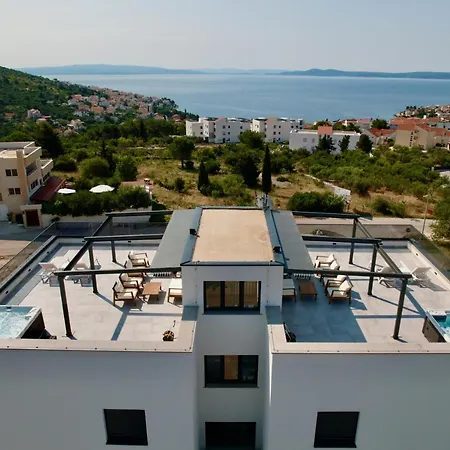 Luka With Pool & Jacuzzi شقة