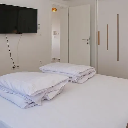 Luka With Pool & Jacuzzi *