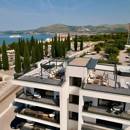 Luka With Pool & Jacuzzi *