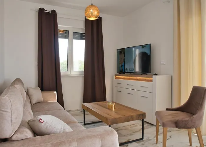 Luka With Pool & Jacuzzi Trogir