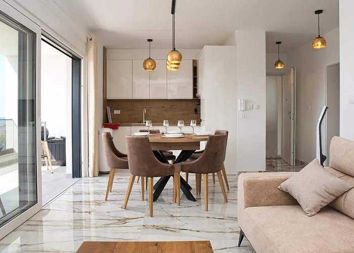 Apartment Luka With Pool & Jacuzzi Trogir