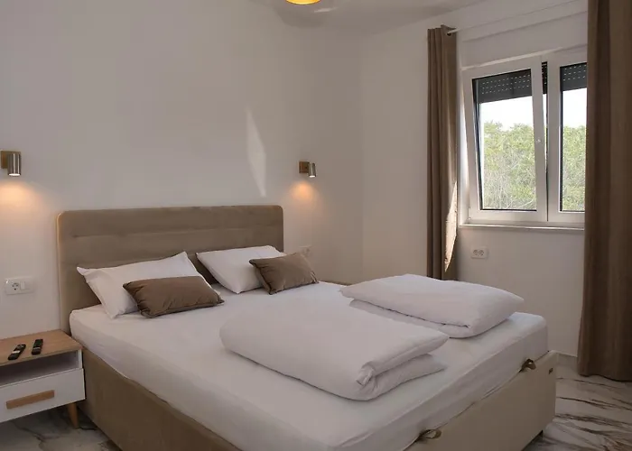 Luka With Pool & Jacuzzi