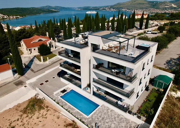 Apartment Luka With Pool & Jacuzzi Trogir