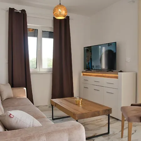 Luka With Pool & Jacuzzi 特罗吉尔