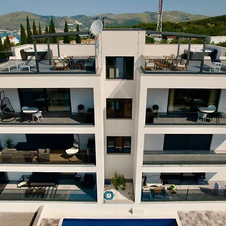 Luka With Pool&jacuzzi * Trogir