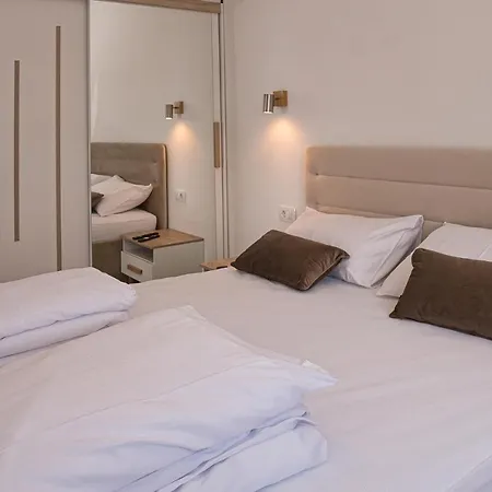 Apartament Luka With Pool&jacuzzi Trogir