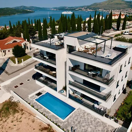 Apartament Luka With Pool&jacuzzi Trogir