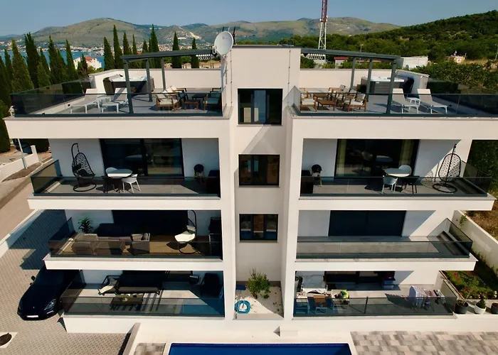 Luka With Pool & Jacuzzi * Trogir