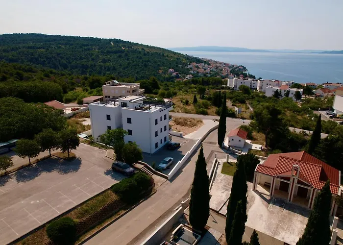 Luka With Pool & Jacuzzi *