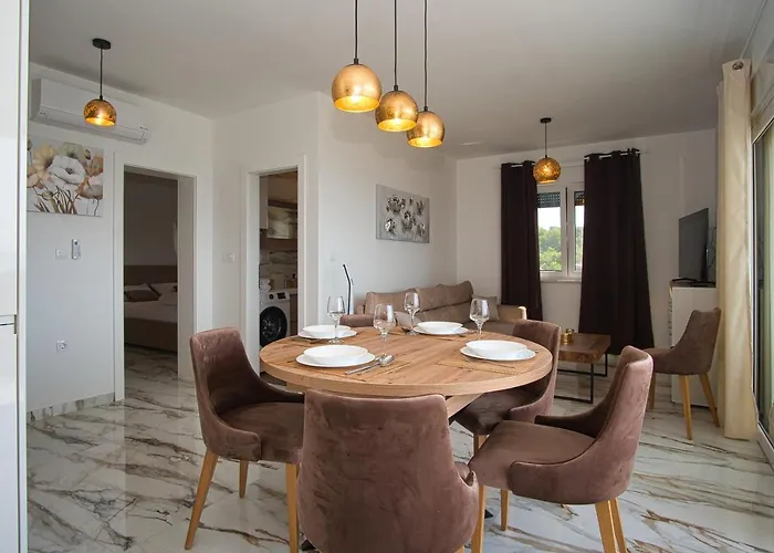 公寓 Luka With Pool & Jacuzzi *