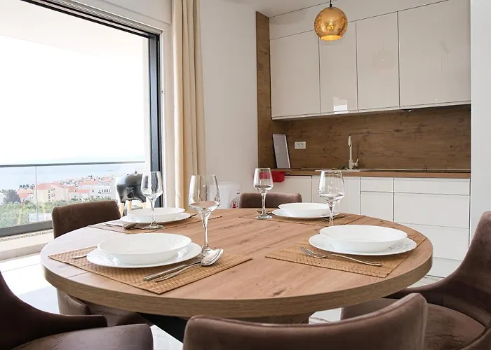 Luka With Pool & Jacuzzi * 特罗吉尔