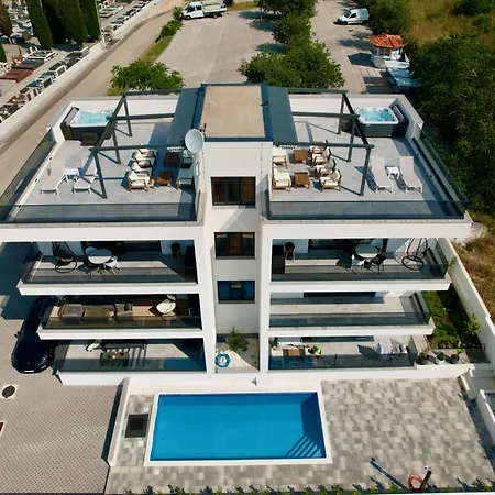 Luka With Pool & Jacuzzi *