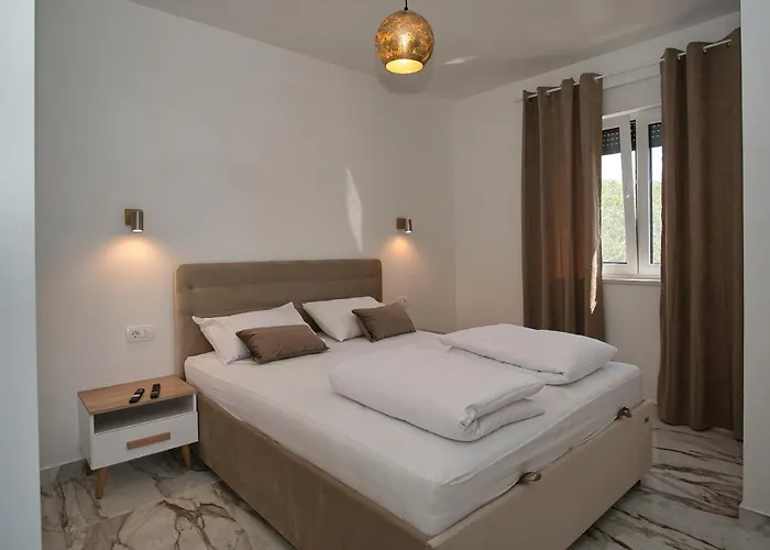 Luka With Pool & Jacuzzi Apartamento *