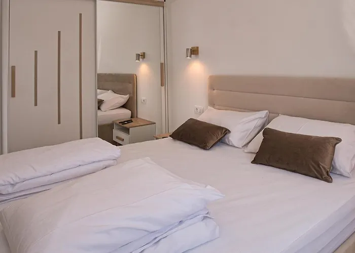 Apartamento Luka With Pool & Jacuzzi Trogir