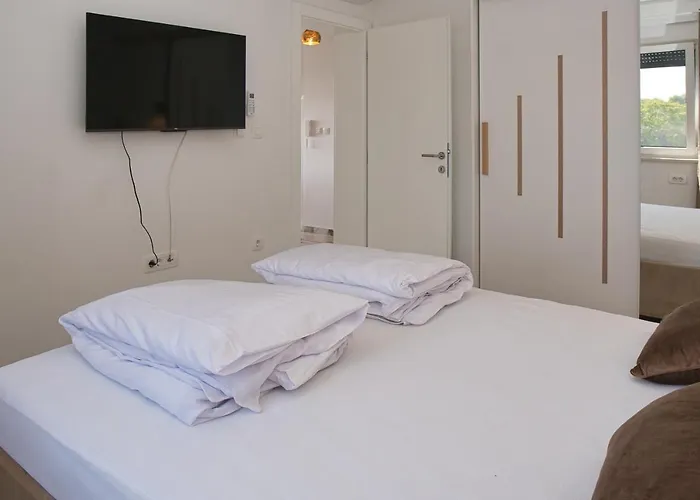 Luka With Pool & Jacuzzi *