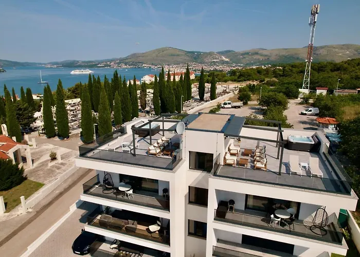 Luka With Pool & Jacuzzi *