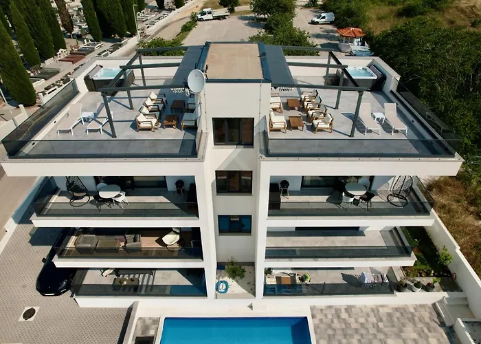 Luka With Pool & Jacuzzi Trogir